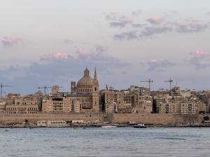 Skyline von Valletta mit der Karmeliterkirche in der Abenddämmerung, Malta